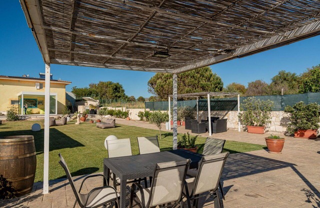 Schöne Wohnung in einem Ferienhaus mit Pool, Klimaanlage, W-LAN, TV, Innenhof, Parkplatz