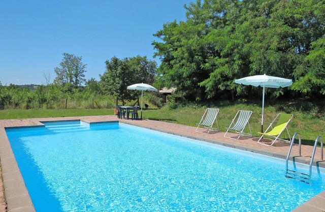 Herrliche Wohnung in einem Ferienhaus für 5 Leute mit W-LAN, Pool, Innenhof und Parkplatz