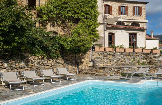 Herrliche Wohnung mit W-LAN, Pool, TV, Innenhof, Haustiere erlaubt, Panoramablick und Parkplatz