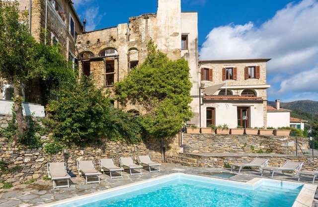 Angenehme Wohnung mit Pool, W-LAN, Innenhof, Haustiere erlaubt, Panoramablick und Parkplatz