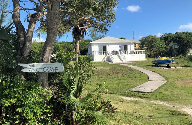 Cosy beach cottage, centrally located and steps away from Rainbow Bay Beach