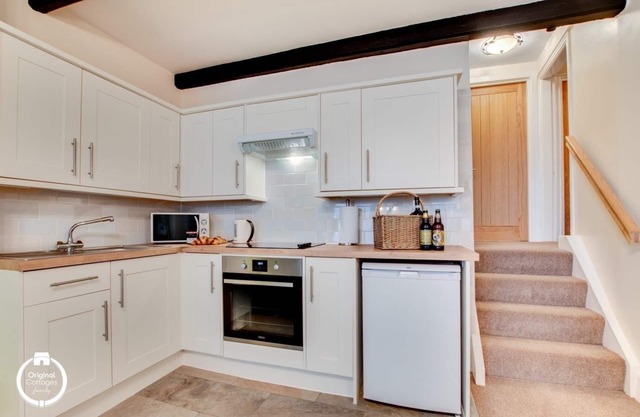 Cosy Beachside Apartment, Spectacular Views in Picturesque Village.