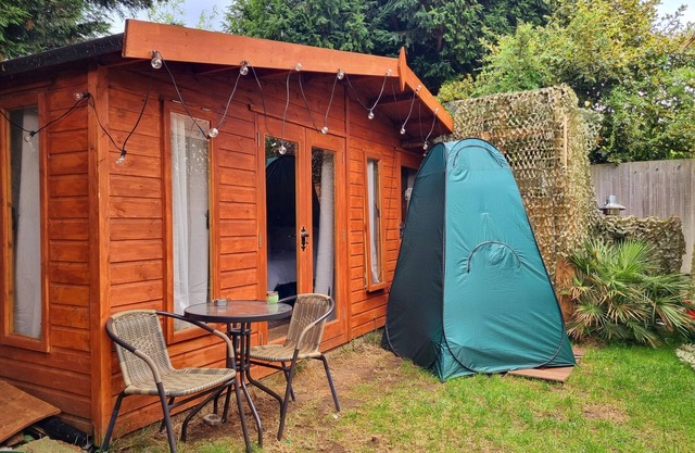 Cosy Cabin Free Parking near Central London NO ULEZ