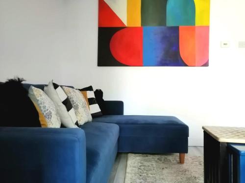 Cosy Canalside Home in Peaceful Area - Easy M5 Access & Free Parking