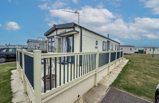 Cosy caravan with decking at Golden Anchor Holiday Park in Skegness ref 25055BM