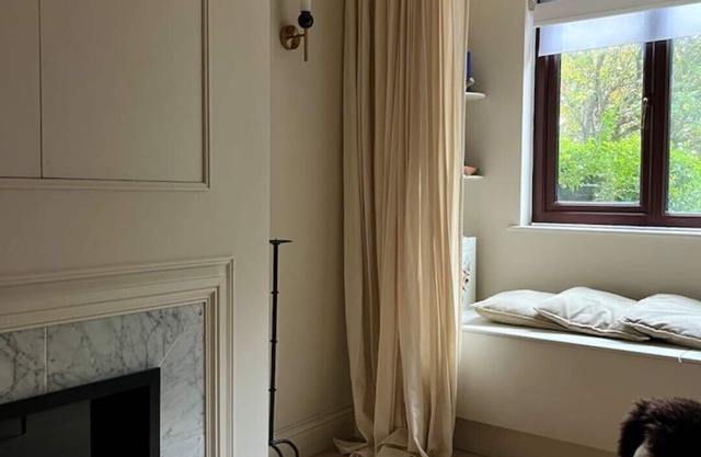 Cosy Chic 2-Bed Residence Near Canary Wharf