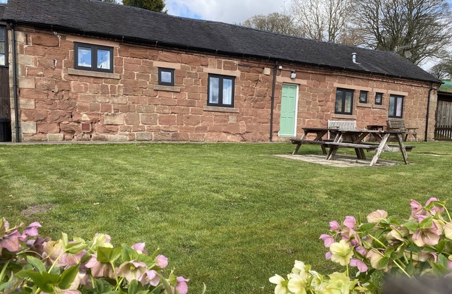Converted Barn in Leek, Peak District, Alton Towers, great walking ,