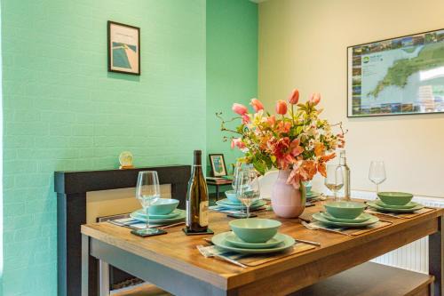 Cosy Cottage, Sea Views, Dogs Welcome and Coastal Vibe