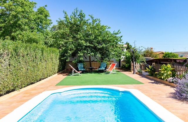 Cosy cottage with pool, garden and wifi