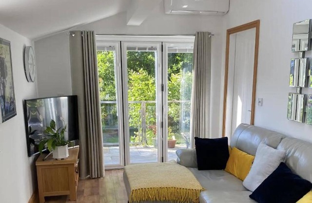 Cosy dog friendly self contained apartment with parking
