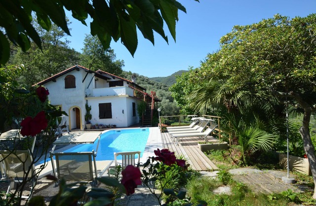 Cosy flat with large terrace, shared pool