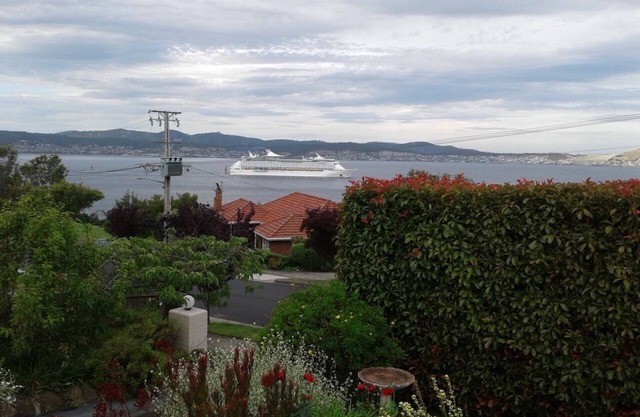 Sandy Bay - Ruhige Umgebung mit Parkplatz und Aussicht.