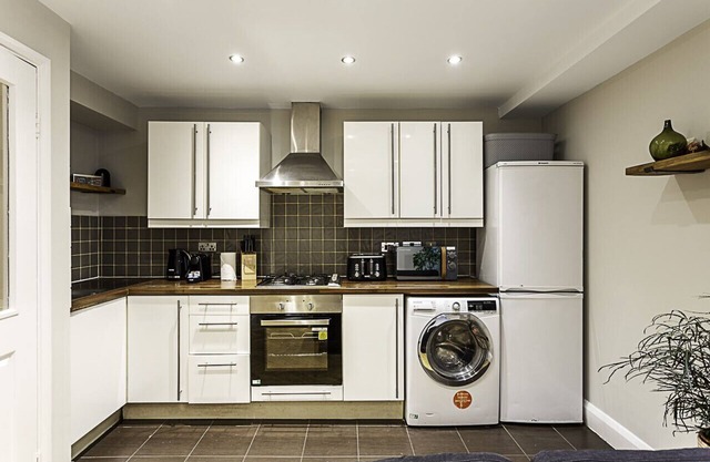 Cosy Garden Flat in Prestigious Residential Area