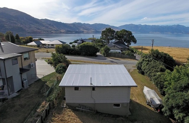 Cosy Kiwi Bach with lake views