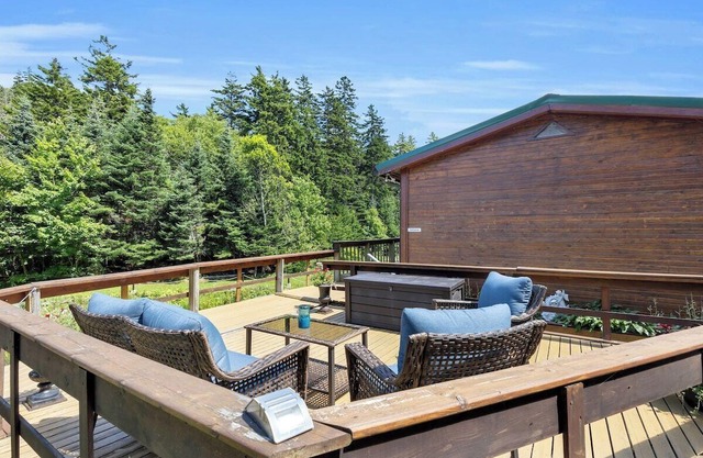 Cosy Lake Paradise 4-Bed Retreat, Pet Friendly