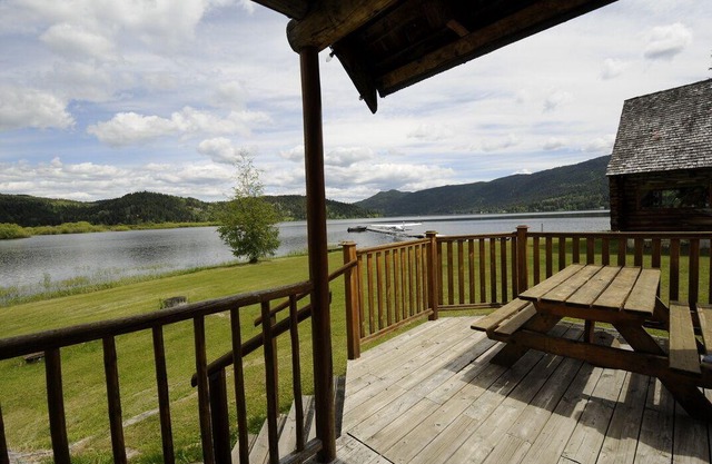 Cosy Lakefront Log Cabin