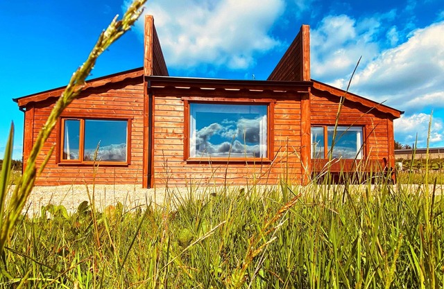 Cosy lakeside lodge, ensuite bedrooms, pet-friendly, opt spa. Belleek Fermanagh