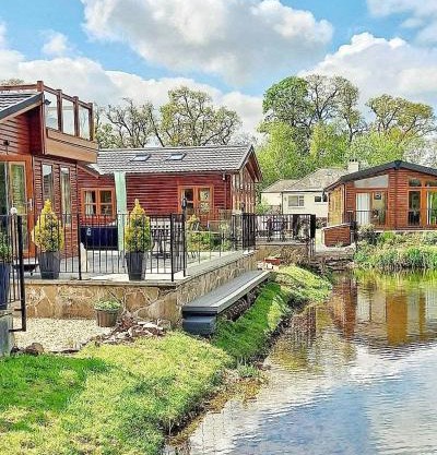Cosy Lakeside Lodge - Water Views - Min 3 Night Stay
