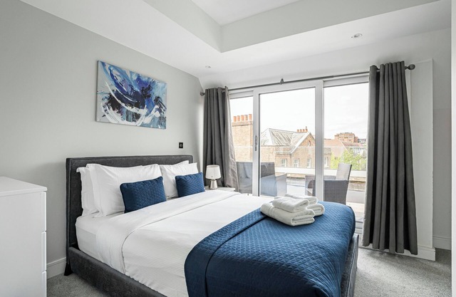 Cosy Large Penthouse Apartment, 5 Minutes to Ealing Broadway Station