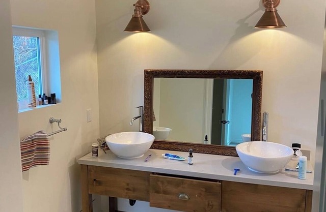 Cosy Modern English Farmhouse Spacious 6-Bedroom Home in Charming Provo