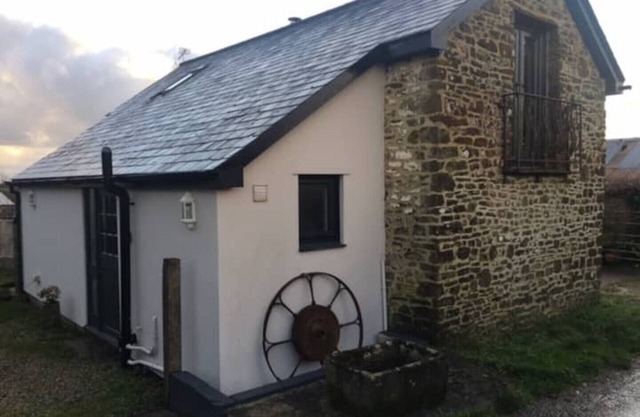 Cosy, quiet space in pretty countryside with access to fields. 20 mins to coast.