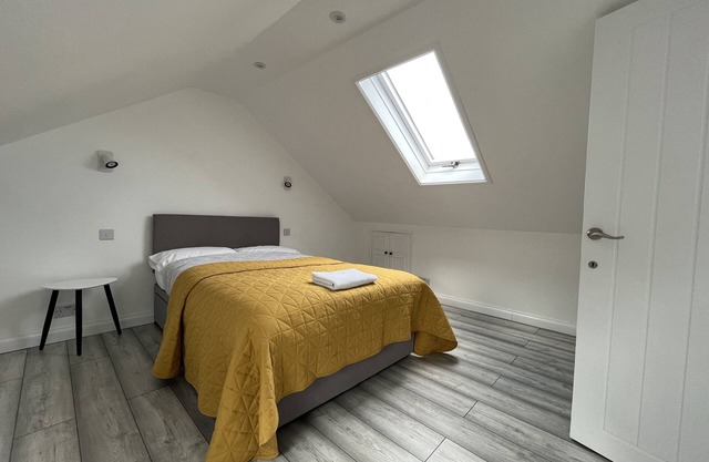 Cosy Refurbished Apartment w/ King Bed, Easy Transport to Central London