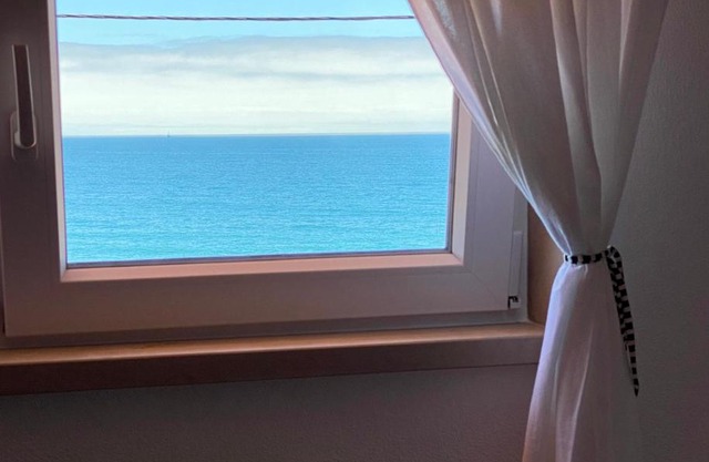 Cosy Seafront Villa With Superb View