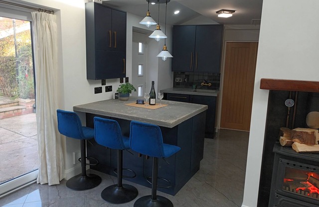 Cosy Self contained bungalow. Hispano, Asian - Brit short stay living space.