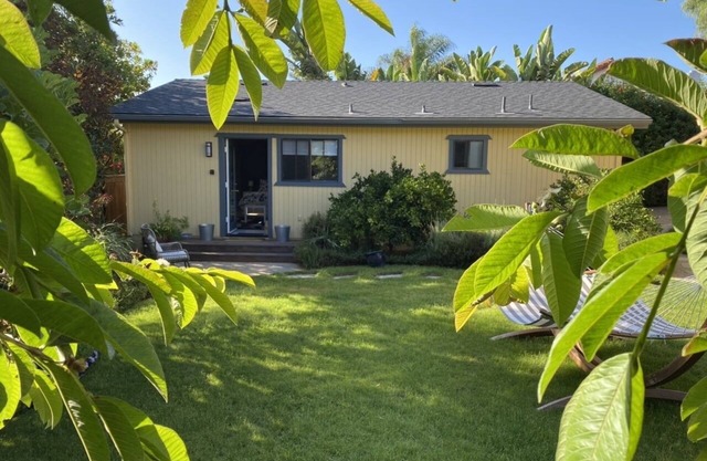 Cosy Solana Beach Guest Cottage / Studio in perfect location.