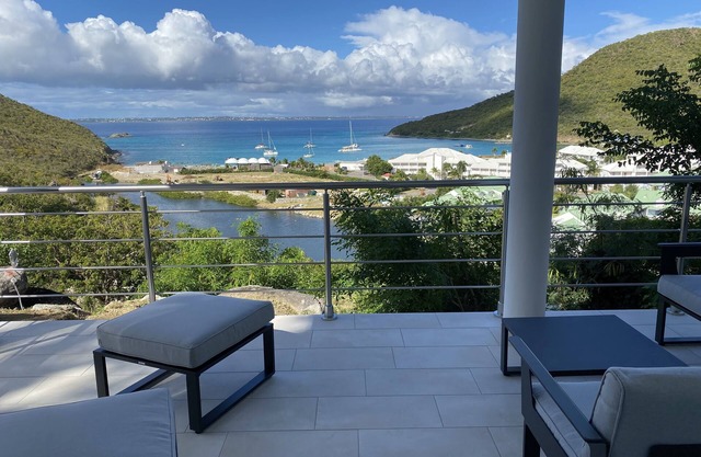 Cosy spacious appartment facing the sea with private garden