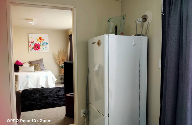 Cosy stand alone one bedroom self contained unit. It has all your basic needs