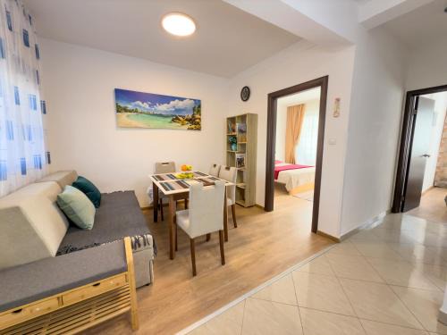 Cosy two-bedroom apartment in Becici by sea and mountains