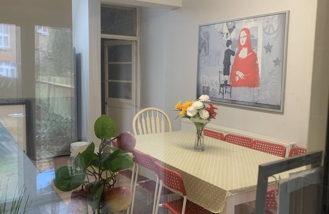 Cosy very large 6 bedroom Victorian home in Zone 2