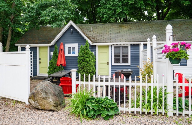 Cottage 1-2 - Year Round Pet Friendly - 2 Bedroom / 1 Bath End Unit