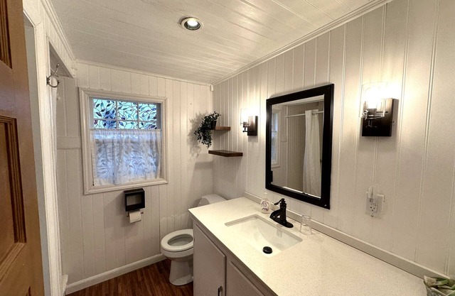 Cottage 12 - Year Round - Pet Friendly -1 King Bed / 1 Bath & Courtyard