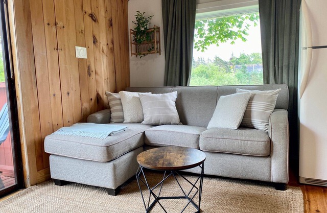 Cottage #2 - 2 bedroom - family & pet friendly!