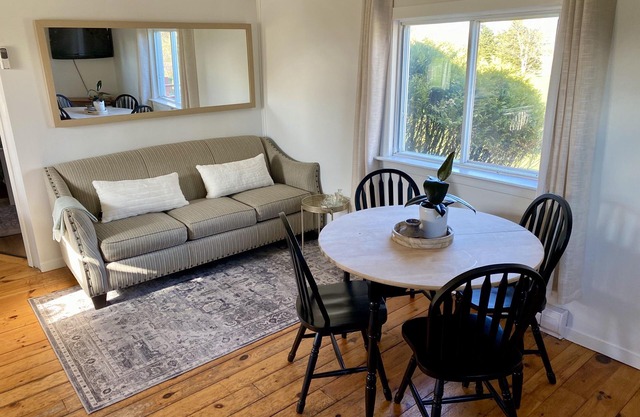 Cottage #3 - 2 bedroom - family & pet friendly!
