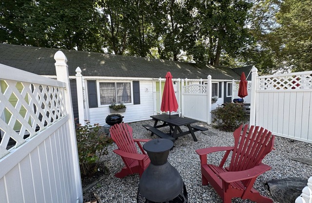 Cottage 3 - Year Round - Pet Friendly - 1 Bedroom / 1 Bath