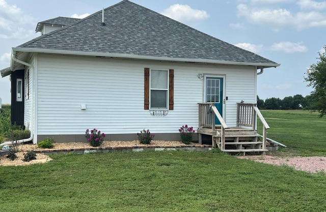 Cottage @ 359th - Cozy Updated Farmhouse in the Middle of a Hunting Hotspot