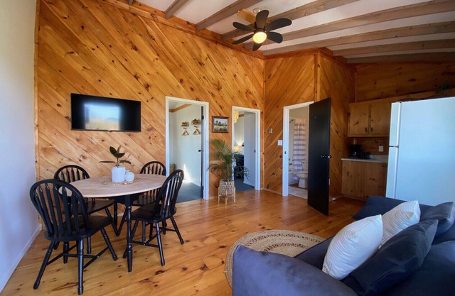 Cottage #4 - 2 bedroom - family & pet friendly!