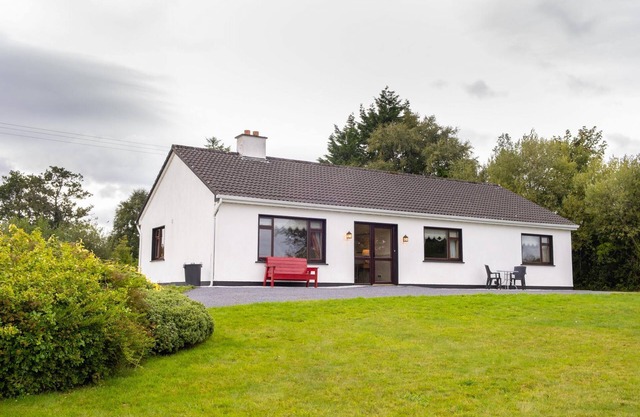 Cottage 431 - Oughterard - sleeps 6 guests in 4 bedrooms