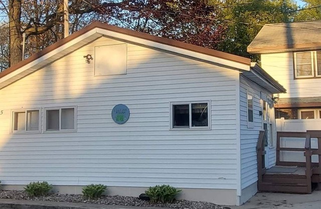 Cottage #5 on Shawano Lake has everything you need. Nice 1 bedroom cottage completely furnished