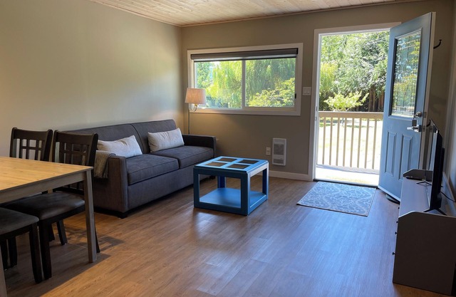 Cottage 5& with Waterfront and Beach Access