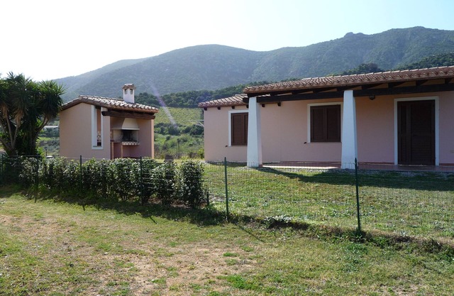 UNABHÄNGIGE VILLA MIT BLICK AUF 500MT VON EINEM KLEINEN GEPOLSTERTEN STRAND (6/8 Plätze)