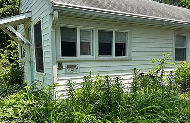 Cottage #6 Wild Goose on the left of Main House