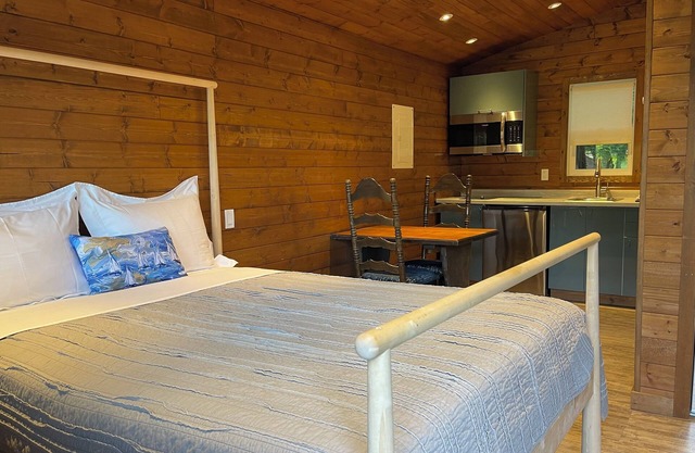 Cottage 6 with Waterfront and Beach Access