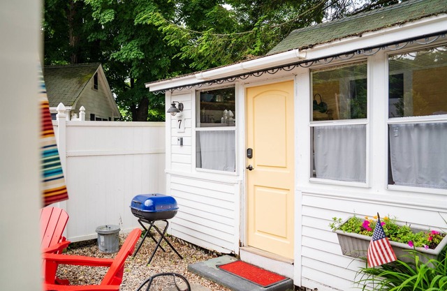 Cottage 7 - Year Round - Pet Friendly - Stand Alone 1 Bedroom / 1 Bath