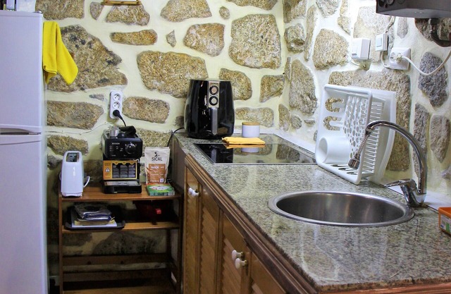 Cottage und Fluss, nahe dem Strand, im Norden von Portugal Tourismus gesetzt ...