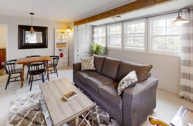 Cottage at Evangeline Beach & near Local Wineries