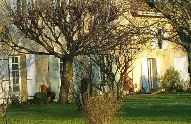 Cottage zwischen Bordeaux und St. Emilion mit herrlichem Park, umgeben von Reben